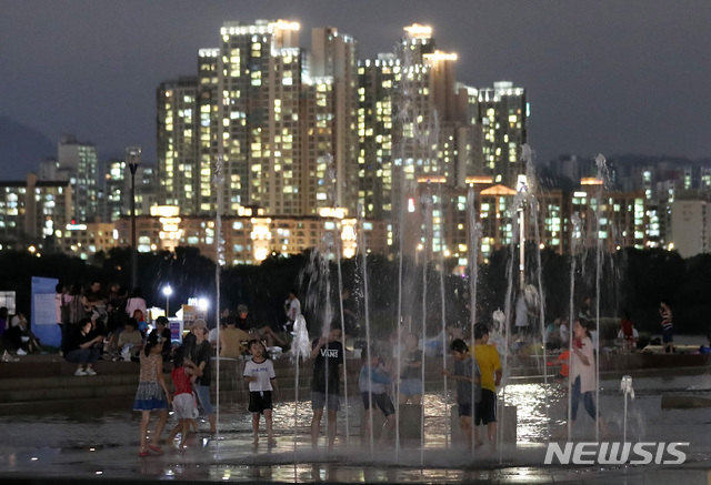 【서울=뉴시스】 연일 무더위가 이어지고 있는 30일 오후 서울 영등포구 여의도 한강공원 물빛광장에서 시민들이 더위를 식히고 있다.