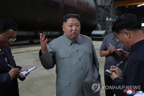 김정은 북한 국무위원장이 새로 건조한 잠수함을 시찰했다고 조선중앙통신이 23일 보도했다. (출처: 연합뉴스) 2019.7.23