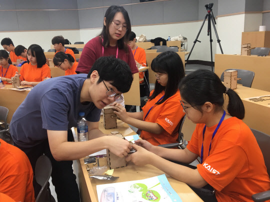지난 30일 대전 KAIST 본원에서 열린 한화-KAIST 청소년 여름과학캠프에 참가한 멘토와 멘티들이 헝그리봇을 만드는 체험활동을 하고 있다. (제공: 한화그룹)