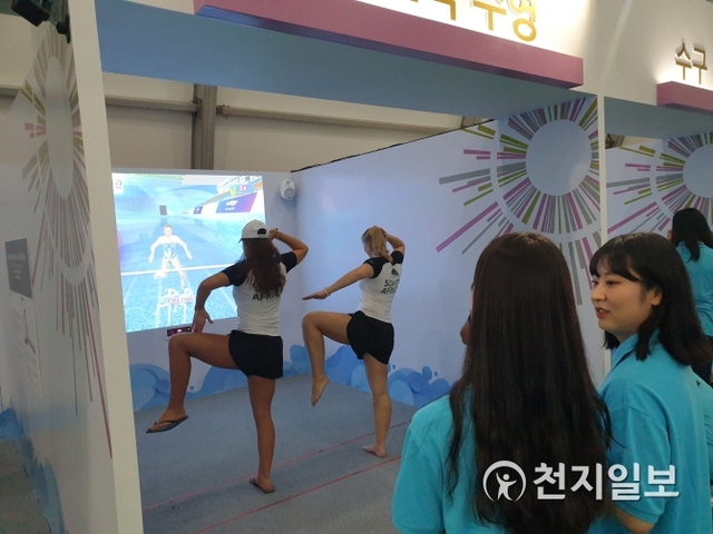 수영대회 참가 선수들이 남부대학교 마켓스트리트내 ‘ICT체험관’에서 VR 콘텐츠를 체험하고 있다. (제공: 광주수영대회조직위원회) ⓒ천지일보 2019.7.31