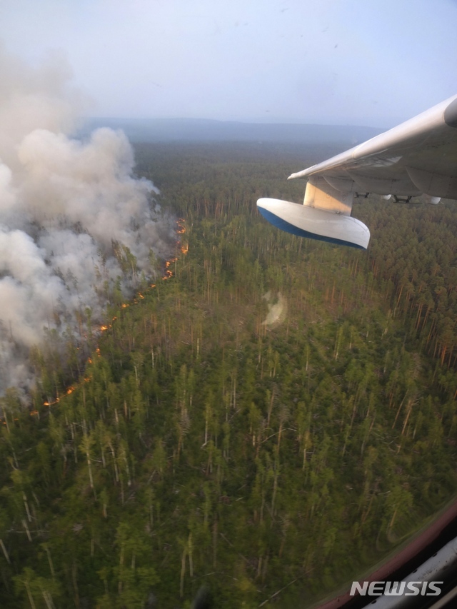러시아 시베리아 크라스노야르스크의 보구찬스키 산림지역에서 지난달 30일(현지시간) 산불이 연기를 뿜어내며 번져나가고 있다. (출처: 뉴시스)