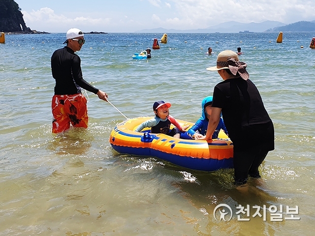 [천지일보 진주=최혜인 기자] 지난달 31일 사천시 남일대 해수욕장을 찾은 한 가족이 아이들과 함께 보트타기를 즐기고 있다. ⓒ천지일보 2019.8.1