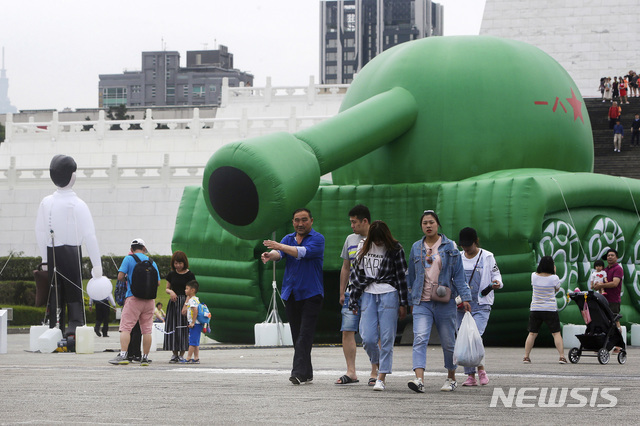 대만 타이베이의 장제스(蔣介石)기념관을 찾은 중국 관광객들이 기념관 경내를 구경하고 있다(출처: 뉴시스)