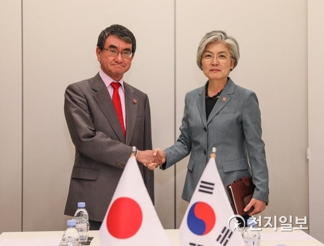 강경화 외교부 장관(오른쪽)과 일본 고노다로 외무상 (제공: 외교부)