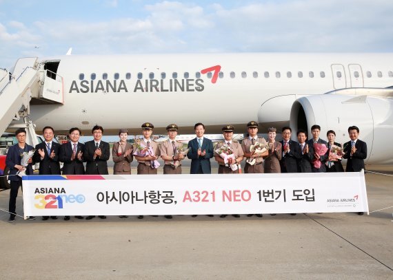 1일 인천국제공항 주기장에서 진행된 A321NEO 1번기 신규도입 행사에서 아시아나항공 한창수(왼쪽 여덟번째) 사장과 임직원들이 기념사진을 찍고 있다. (제공: 아시아나항공)