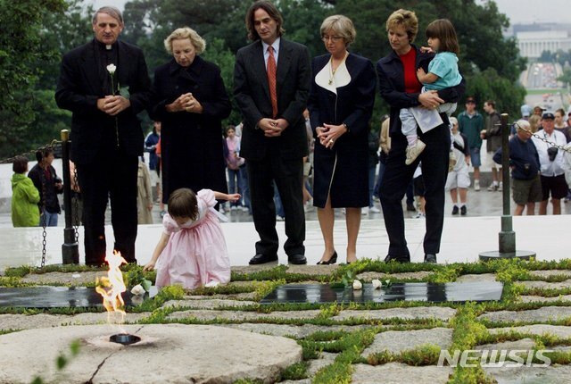 지난 2000년 6월6일 버지니아주 알링턴 국립묘지에서 케네디가 사람들이 참배하고 있다. 앞에 꽃을 놓는 소녀가 시어셔 케네디 힐(출처: 뉴시스)