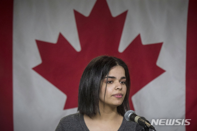 가족으로부터 탈출해 캐나다로 망명한 사우디 아라비아의 18세 소녀 라하프 알쿠눈이 캐나다 토론토에서 발언하고 있다(출처: 뉴시스)