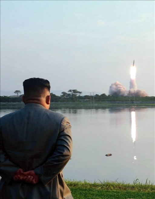미사일 발사 장면을 지켜보는 김정은 국무위원장 (출처: 연합뉴스(조선중앙통신)) 2019.7.26