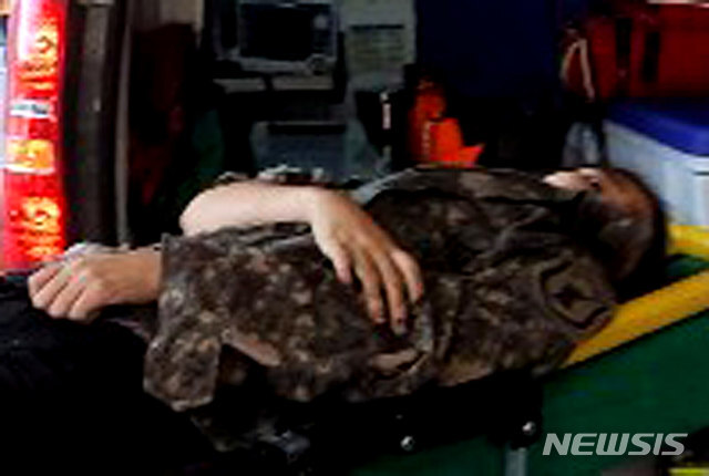 2일 충북 보은군 회인면 야산에서 구조된 조은누리(14)양이 오후 5시께 충북대학교병원 응급실로 이송되고 있다. 조양은 눈을 깜빡거리며 비교적 양호한 건강 상태를 보였다. (출처: 뉴시스)