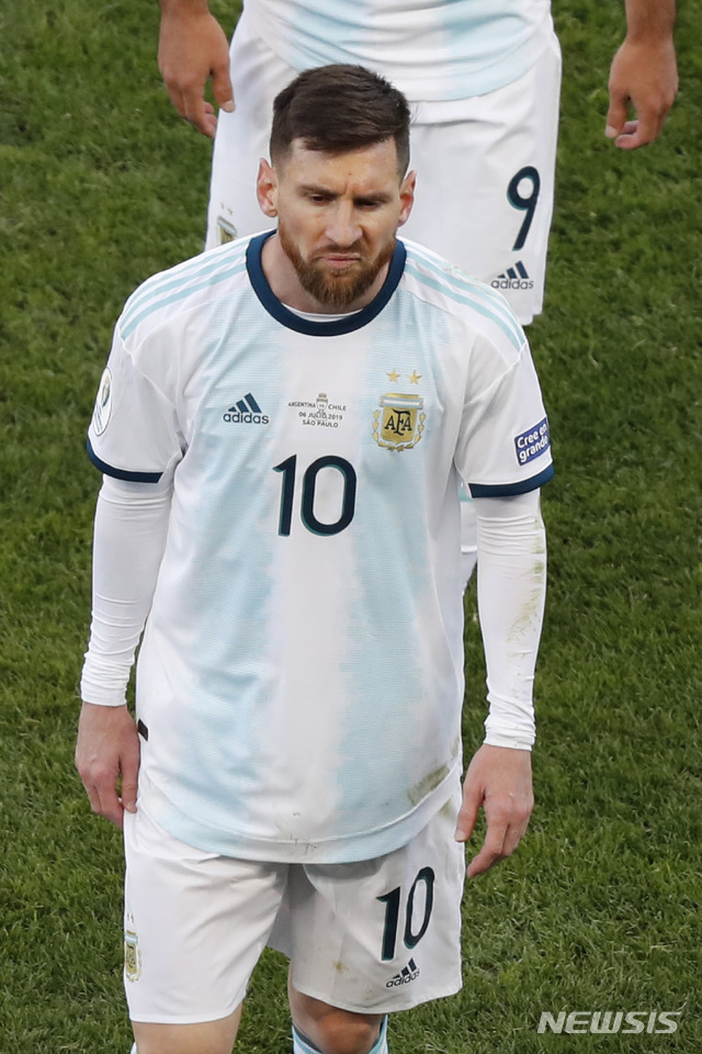 리오넬 메시가 브라질 상파울루의 아레나 코린치안스에서 열린 2019 ㅗ파 아메리카 칠레와의 3-4위전에서 레드카드를 받은 후 퇴장하고 있다(출처: 뉴시스)