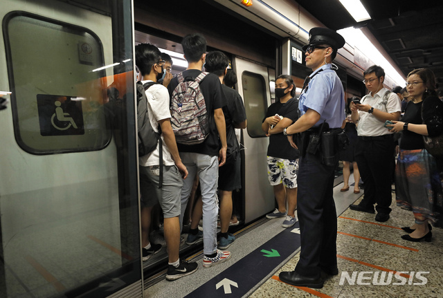 홍콩 지하철에서 30일 범죄인 인도법 개정안 반대 시위대가 지하철 운행을 막으며 시위를 벌이고 있다(출처: 뉴시스)