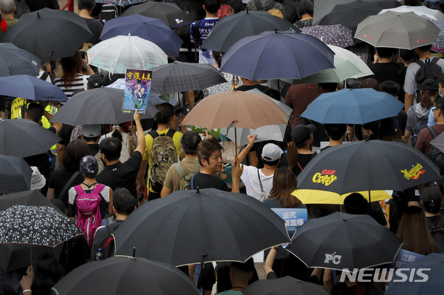 범죄자의 중국 인도법에 반대하는 홍콩 시위가 2달 간 계속되는 가운데 4일 비가 내리는데도 불구하고 이날로 예정된 시위에 참가한 홍콩 시위대가 우산을 들고 거리를 행진하고 있다. 홍콩 경찰은 전날 20명이 넘는 시위대원들을 체포했다. (출처: AP/뉴시스)