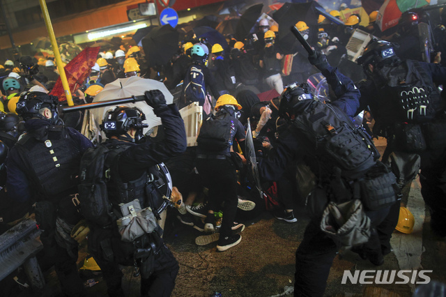 28일 1만여명의 홍콩 시민이 ‘범죄인 인도 법안(송환법)’에 반대하는 도심 시위를 벌인 가운데 경찰이 시위대 해산에 나섰다. (출처: 뉴시스)