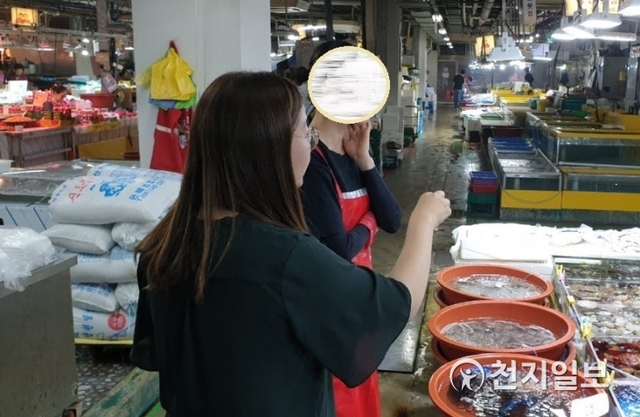 인천 강화군이 최근 지역 내 어패류를 취급하는 업소를 대상으로 식중독 예방을 위한 위생 지도 점검을 하고 있다. (제공: 강화군청)  ⓒ천지일보 2019.8.6