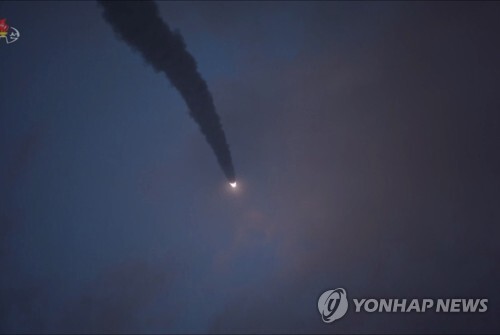 북한이 7월 31일 김정은 국무위원장의 지도 하에 '신형 대구경조종방사포 시험사격'을 했다며 당일 조선중앙TV를 통해 공개한 사진. (출처: 연합뉴스)