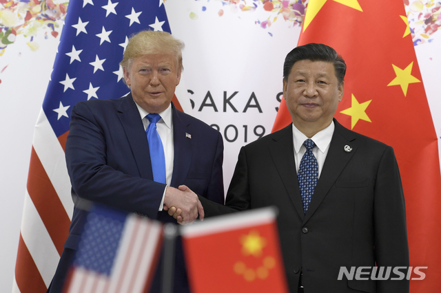 도널드 트럼프 미 대통령(왼쪽)과 시진핑(習近平) 중국 국가주석이 지난 6월 29일 주요 20개국(G20) 정상회담이 열리고 있는 일본 오사카(大阪)에서 정상회담을 위해 만나 악수를 나누고 있다. (출처: 뉴시스)