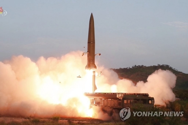 지난 7월 26일 조선중앙TV가 공개한 것으로, 이동식 미사일발사차량(TEL)에서 발사되는 미사일의 모습 (출처: 연합뉴스)