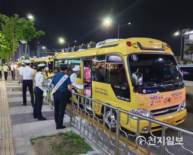 천안서북경찰서 경찰들이 어린이통학버스 교통안전활동을 펼치고 있다. (제공: 천안서북경찰서) ⓒ천지일보 2019.6.18