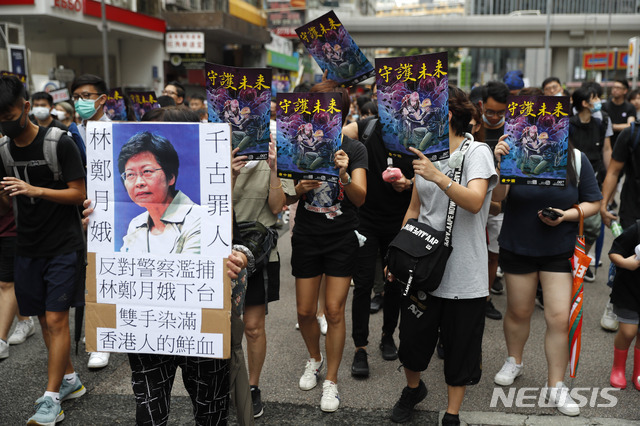 3일(현지시간) 홍콩 시위대가 몽콕 인근에서 시위하는 중 한 시위대가 