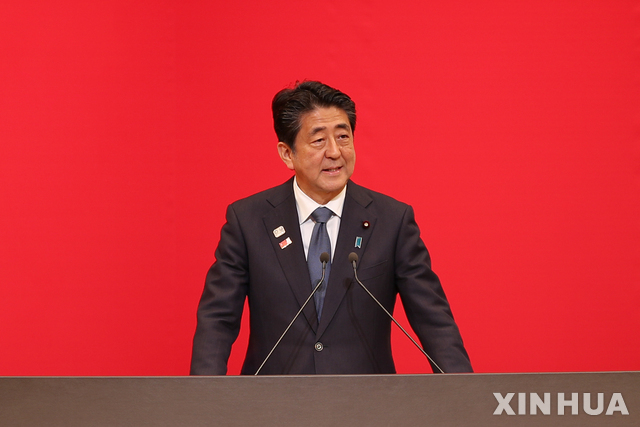 지난 24일(현지시간) 아베 신조 일본 총리가 도쿄에서 1년 남은 2020 올림픽 게임을 기념하는 행사에서 발언하고 있다. (출처: 뉴시스)