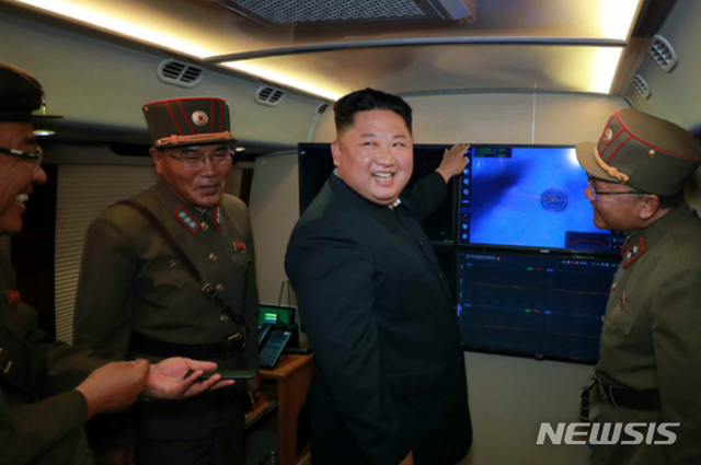 지난 2일 신형 대구경 조종 방사포의 시험사격을 지도한 김정은 북한 국무위원장 (출처: 뉴시스) 2019.8.7