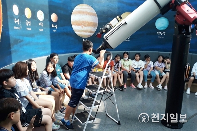 남원항공우주천문대에 청소년들이 참가해 별을 관찰하고 있다. (제공: 남원시) ⓒ천지일보 2019.8.9