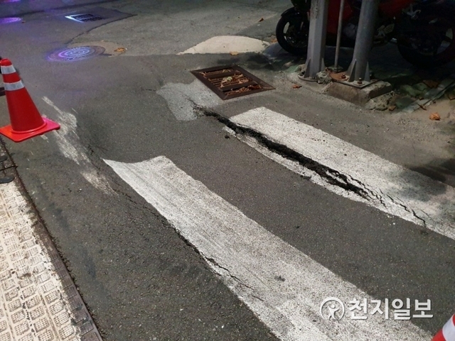 10일 0시 30분께 부산 사상구 괘법동 하나은행 앞 횡단보도 도로 일부가 꺼지는 사고가 발생했다. (제공: 부산경찰청) ⓒ천지일보 2019.8.10