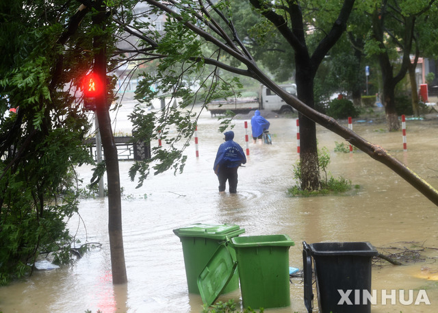 제9호 태풍 레끼마가 강풍과 폭우를 동반하고 10일 새벽 1시45분께 중국 저장성 원링에 상륙했다. 인명과 재산 피해가 속출하는 가운데 국가기상국은 주황색 경보를 발령했다(출처: 뉴시스)