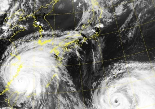 오후 4시 20분 현재 태풍 ‘레끼마(왼쪽)’과 ‘크로사’. (출처: 국가기상위성센터) ⓒ천지일보 2019.8.9