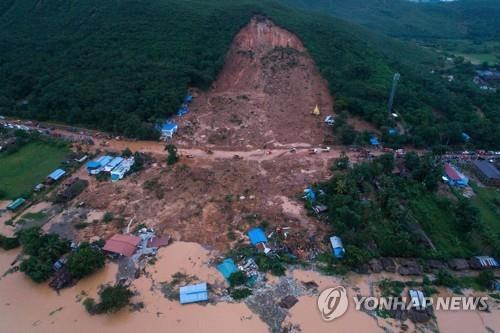 산사태가 마을 가옥들을 휩쓸고 간 모습. (출처: 연합뉴스)