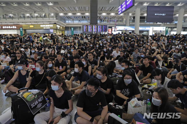 10일 홍콩 국제공항에서 마스크를 쓴 시위대 수천명이 연좌농성을 벌이고 있는 모습. 범죄인 인도법안(송환법) 반대 집회가 두달 넘게 이어지는 가운데 시위대는 세계인들에게 시위의 정당성을 알리기 위해 9일 공항 시위를 시작했다. (출처: 뉴시스)