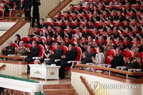 (서울=연합뉴스) 김정은 북한 국무위원장이 정전협정 체결 66주년(북한은 전승절로 기념)을 맞아 국립교향악단의 ‘7.27 기념음악회’을 관람했다고 북한 매체들이 28일 보도했다. 사진은 김 위원장의 좌우 두 번째 자리에 각각 최선희 외무성 제1부상(맨 앞줄 오른쪽 세 번째)과 김여정 당 제1부부장이 앉은 모습. 최 제1부상의 왼편으로는 김영철 당 부위원장과 그의 양아버지로 알려진 최영림 전 내각총리.