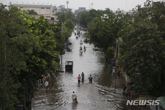 인도 아마다바드에서 10일 폭우로 홍수가 발생해 도로가 물에 잠겨 있다. (출처: 뉴시스)