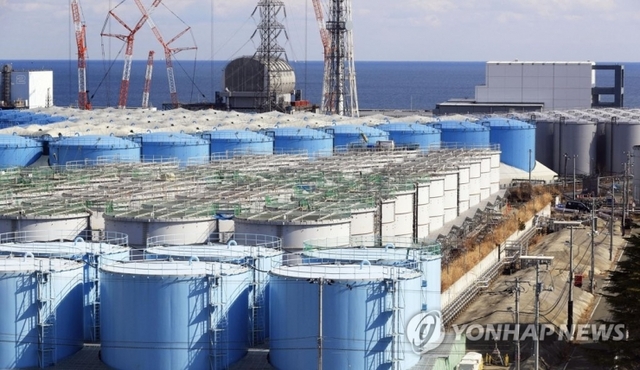 후쿠시마 제1 원전 부지에 오염수를 담아둔 대형 물탱크가 늘어져 있는 모습 (출처: 연합뉴스)