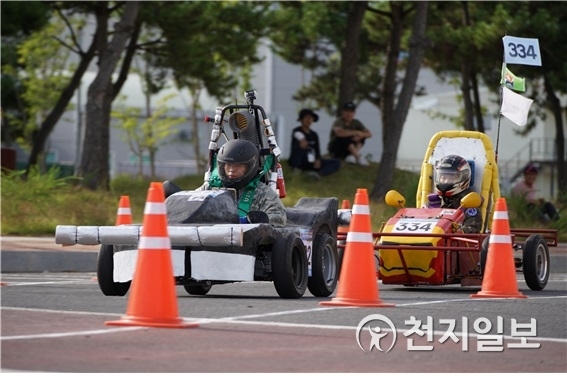 지난해 열린 대학생 자작자동차 대회에서 학생들이 직접 만든 자동차를 타고 경기를 벌이고 있다. (제공: 군산시) ⓒ천지일보 2019.8.14