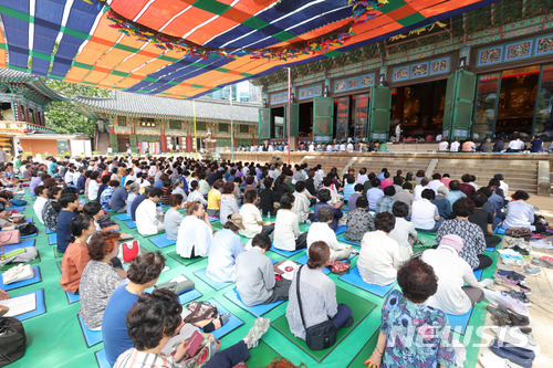 8일 오전 서울 종로구 대한불교 조계종 조계사 마당에서 신도들이 백중 49제를 올리고 있다. (출처: 뉴시스)