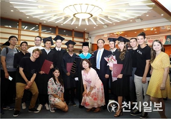 황선조 총장이 졸업하는 유학생들과 기념사진을 촬영하고 있다. (제공: 선문대학교)  ⓒ천지일보 2019.8.14