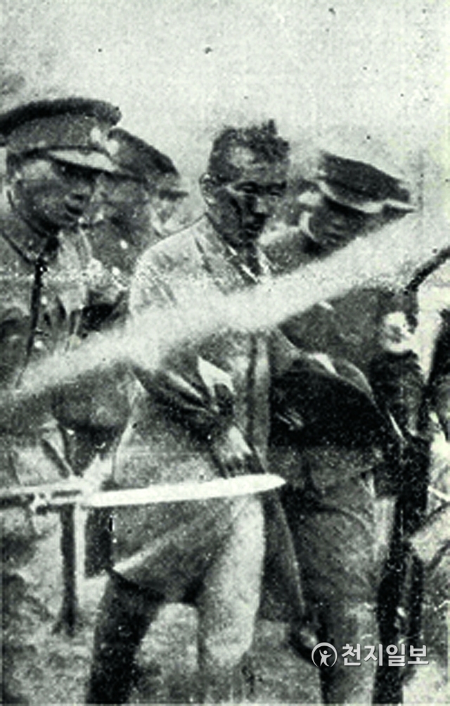 1932년 5월 1일 오사카 아사히신문 호외 2면에 보도된 사진. 흰 물체는 일본군의 군도(칼)며, 삼엄한 경계 속에 윤봉길 의사가 연행되고 있으며, 일반에는 잘 알려지지 않은 사진 (제공: 윤주) ⓒ천지일보 2019.8.15