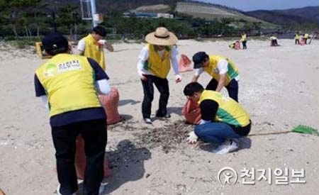 Shincheonji Volunteer Group's Donghae branch removed all kinds of floating trash at Mangsang Auto Camping Site, which suffered tremendous damage from a huge forest fire in April (Photo by: Shincheonji Volunteer Group Donghae branch)