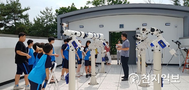 아이들이 경기도 의정부 천문대에서 망원경 관측 체험을 진행하고 있다. (제공: 경기도) ⓒ천지일보 2019.8.16