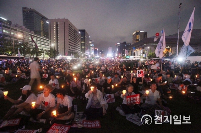 [천지일보=남승우 기자] 광복절인 15일 오후 서울 종로구 광화문광장에서 열린 ‘아베규탄 5차 촛불문화제’에서 750여개 시민단체 연합인 ‘아베규탄시민행동’ 회원들이 피켓을 든 채 구호를 외치고 있다. 시민행동은 이날 행사에 약 3~4만명이 문화제에 참가할 것으로 예상했다. ⓒ천지일보 2019.8.15