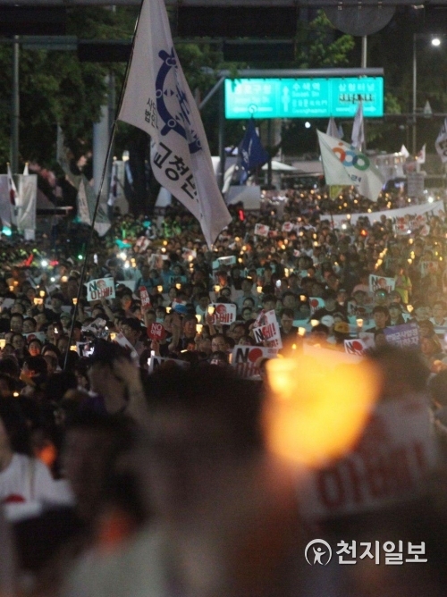 [천지일보=남승우 기자] 광복절인 15일 오후 서울 종로구 광화문광장에서 열린 ‘아베규탄 5차 촛불문화제’에서 750여개 시민단체 연합인 ‘아베규탄시민행동’ 회원들이 촛불을 들고 행진하고 있다. 시민행동은 이날 행사에 약 3~4만명이 문화제에 참가할 것으로 예상했다. ⓒ천지일보 2019.8.15