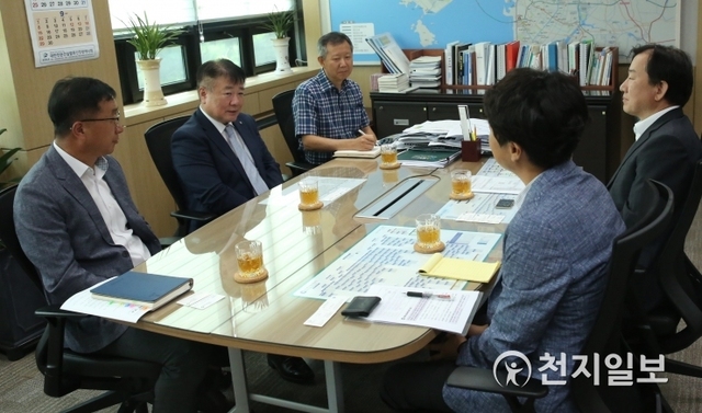 박인서 인천도시공사 사장(왼쪽 가운데)이 한국산업안전보건공단(공단)에서 마련한 안전보건경영시스템(KOSHA 18001) 인증을 위한 경영진 면담을 실시했다. (제공: 인천도시공사) ⓒ천지일보 2019.8.16