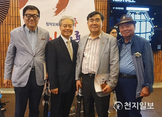 (왼쪽부터) 정진우 변호사, 이영기 박사, 이창열 (사)연합취재본부장, 임덕기 회장 ⓒ천지일보 2019.8.16
