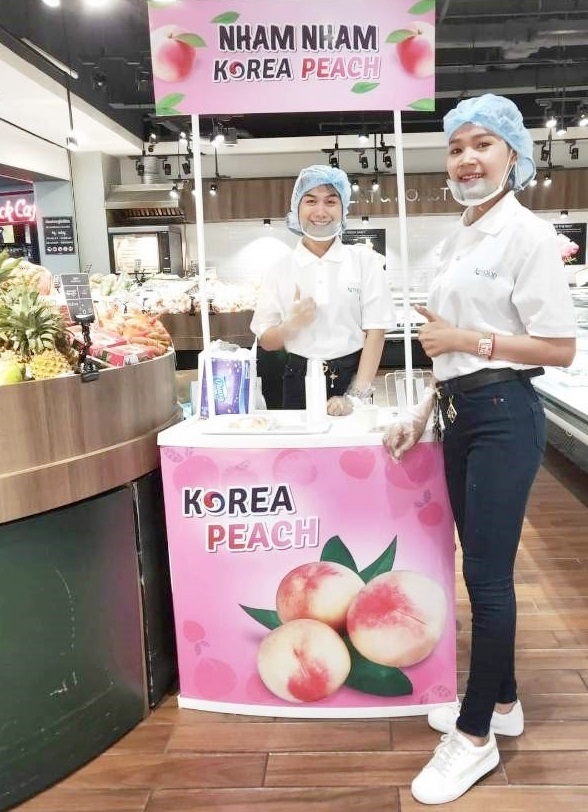 한국농수산식품유통공사가 캄보디아 대형유통매장 ‘Lucky Supermarket’에서 한국 복숭아 입점기념 판촉행사 ‘냠냠 코리아 피치(Nham Nham Korean Peach)’를 진행하고 있다. (제공:한국농수산식품유통공사) ⓒ천지일보 2019.8.16