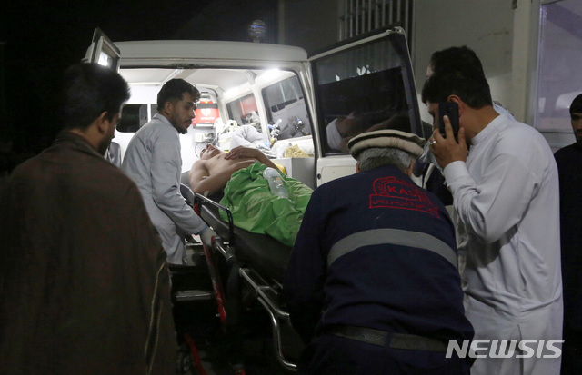 17일 밤(이하 현지시간) 아프가니스탄 수도 카불의 두바이시티 예식장에서 자살폭탄 테러가 일어나 18일 새벽 한 부상 남성이 병원으로 실려가고 있다. (출처: 뉴시스)