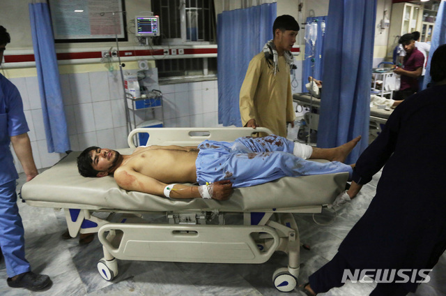 아프가니스탄 수도 카불의 한 병원 응급실에 전날 밤 결혼식장에서 일어난 자살폭탄테러로 부상한 한 남성이 치료를 기다리고 있다. 이날 테러로 최소 수십명이 죽거나 부상했다(출처: 뉴시스)