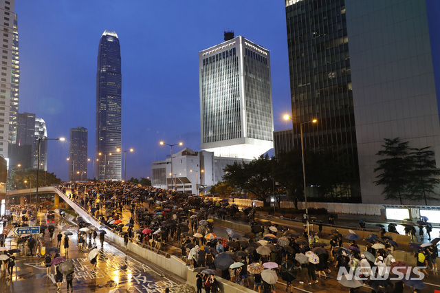 18일 오후 늦게 빅토리아공원에서 나온 홍콩 시민들이 우산 부대를 형성하며 도심 쪽으로 행진하고 하고 있다. (출처: 뉴시스)