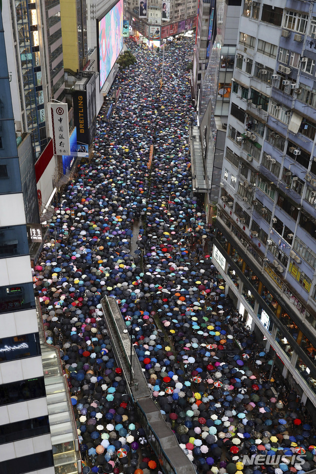 18일 오후 늦게 빅토리아공원에서 나온 홍콩 시민들이 우산 부대를 형성하며 도심 쪽으로 행진하고 하고 있다. (출처: 뉴시스)