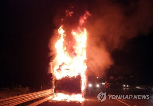 18일 오후 경남 김해시 진례면 남해고속도로 진례분기점 창원 방향을 달리던 25t 트럭에서 불이 나 불길이 치솟고 있다. (출처: 연합뉴스)